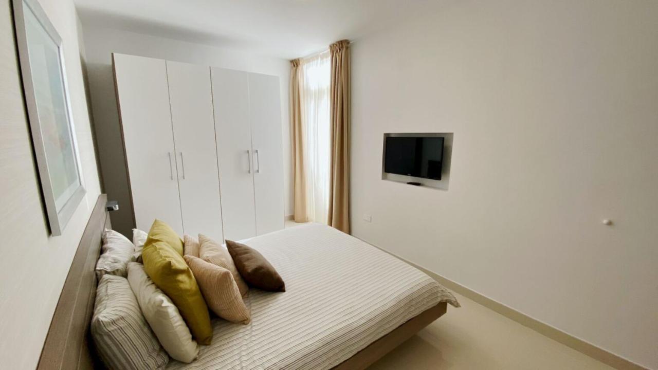 Point Sliema Sea Front Apartment Bagian luar foto